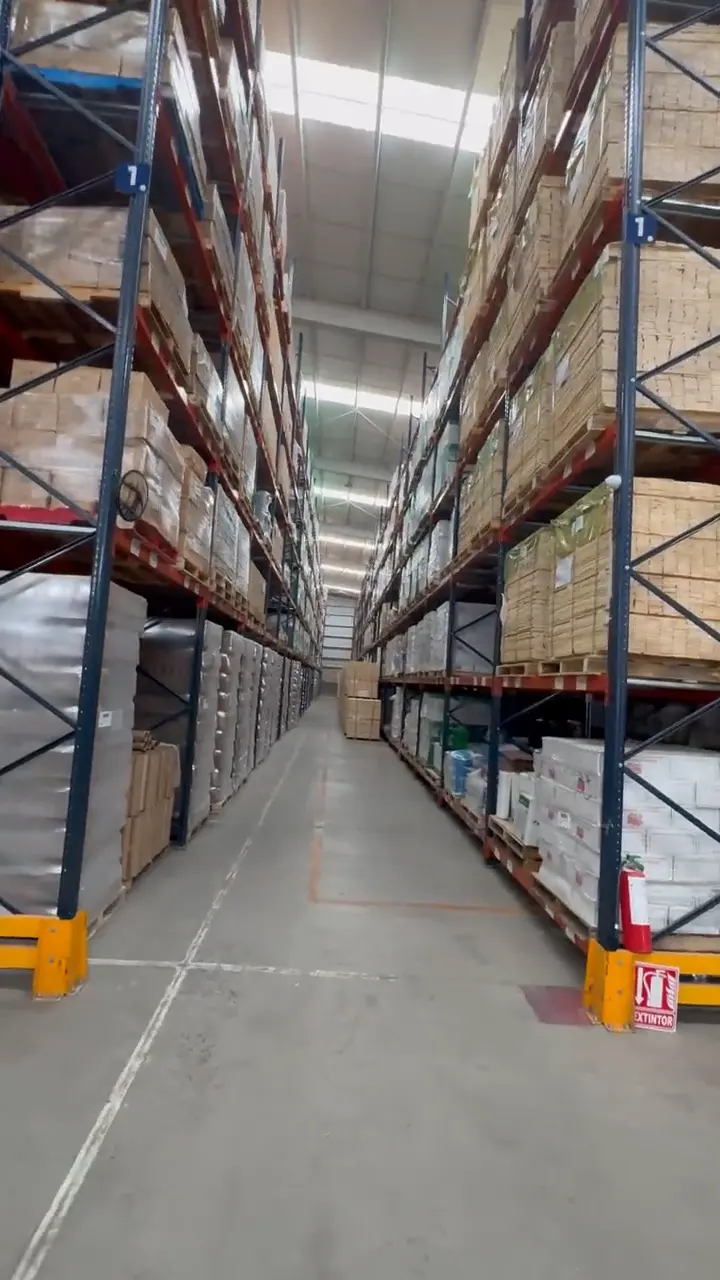 Pasillo principal del almacén de Mubit con racks de varios niveles