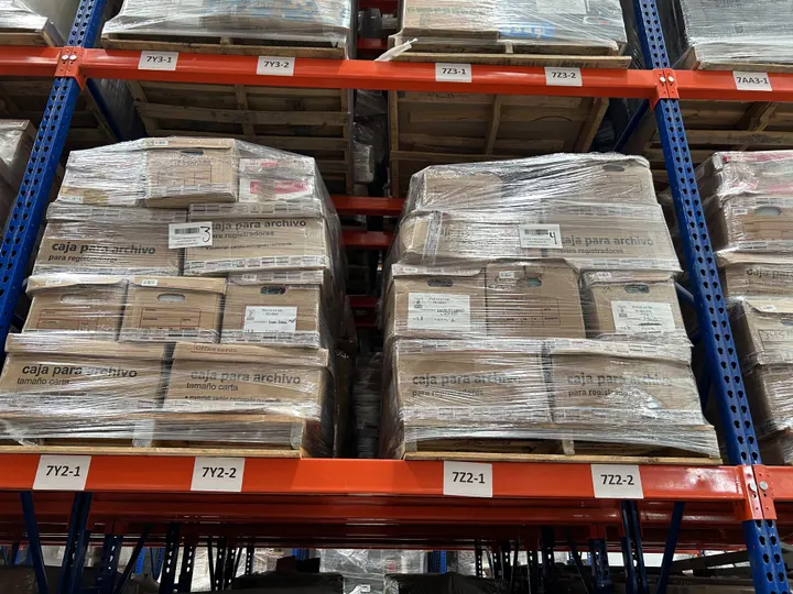 Tarimas emplayadas en rack, cada posición con su etiqueta de ubicación